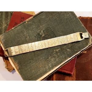 Vintage Floral and Gold Clasp Bracelet 💛